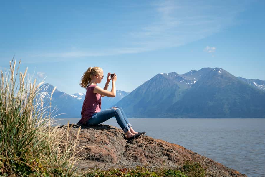 Anchorage: Scenic Tour to Wildlife Center with hotel pickup - What the guide adds