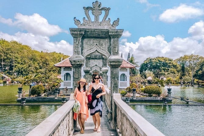 Bali Private Tour: Waterfall, Monkey forest and Tanah lot sunset - Tanah Lot at sunset: the payoff at the coast