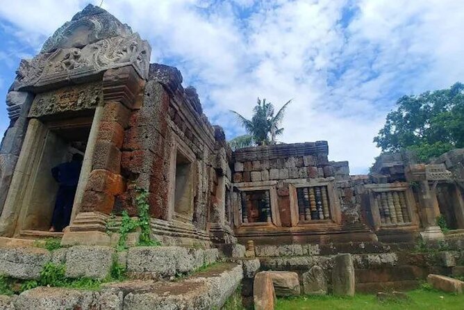 Cambodia Wildlife Sanctuary and Countryside Tour - Four hours with rescued wildlife at Phnom Tamao