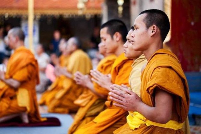 Chiang Mai Elephant Sanctuary and Temples Tour in Spanish - Wat Phra That Doi Suthep and the hilltop view