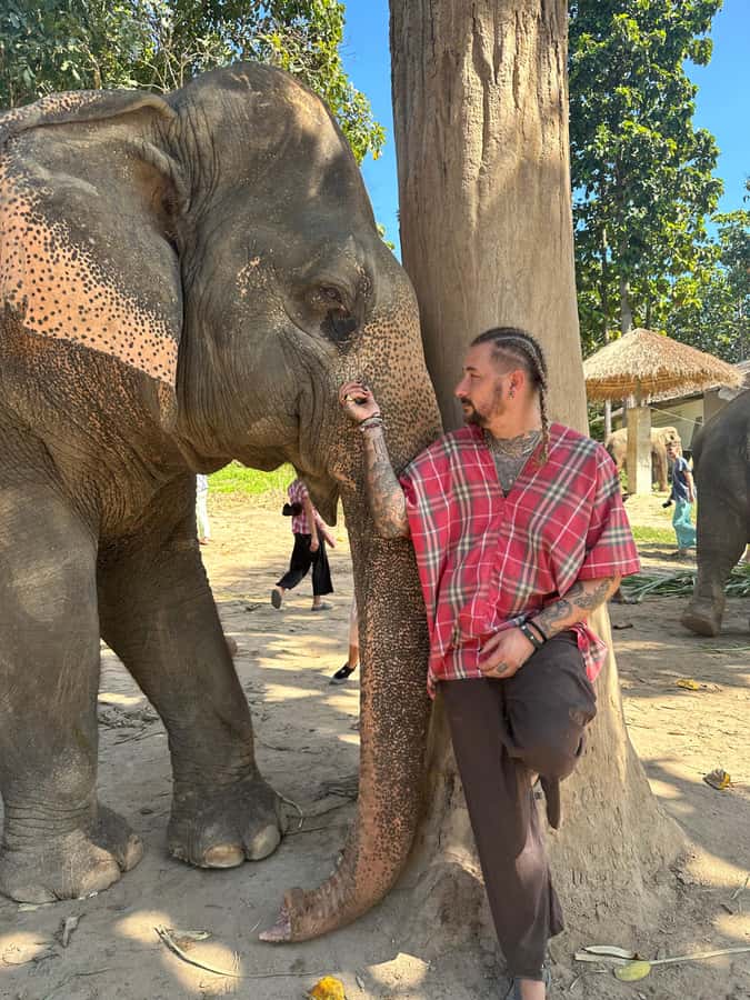 Chiang Mai: Elephant Sanctuary Guided Tour in Spanish - Changing into caretaker clothes
