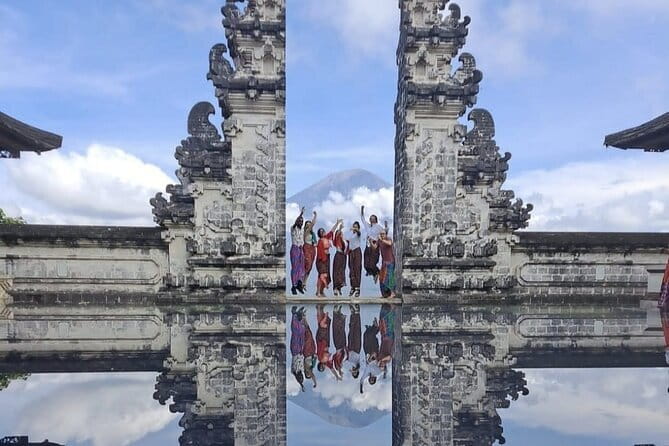 Discover Bali Best Tours: Tanah Lot, Monkey Forest, and Waterfall - Ubud Palace brings the day back to Balinese culture