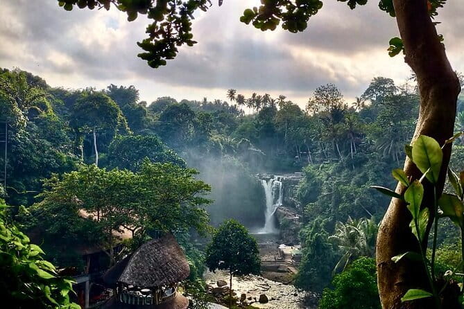 Discover Bali Best Tours: Tanah Lot, Monkey Forest, and Waterfall - Batu Bolong adds a quieter ocean view