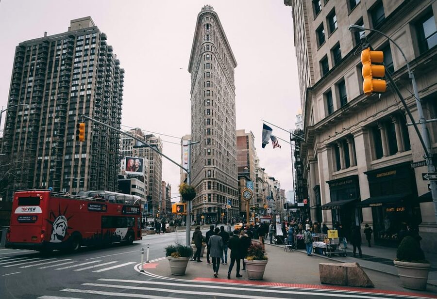 NYC: Central Park Zoo Entry Ticket & Manhattan Walking Tour - City Hall, the Brooklyn Bridge, and the courthouse district