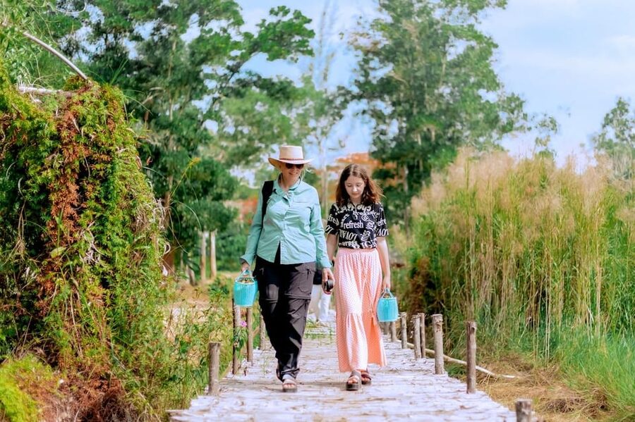 Phuket: Elephant Sanctuary Feed and Bathe Gentle Giants - Photo time without losing the experience