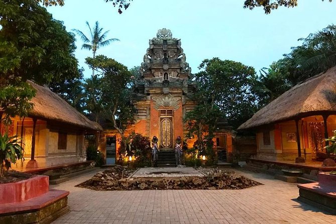 Ubud City Tour I: Monkey Forest, Ubud Palace, Art Market, and Waterfall - Four Ubud highlights without an all-day commitment
