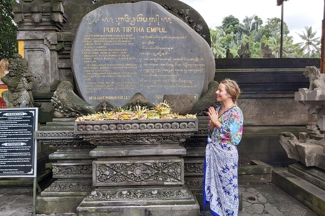 Ubud Tour : Monkey forest, Rice terrace, Water temple, Waterfall & Jungle Swing - Starting among macaques at the Sacred Monkey Forest